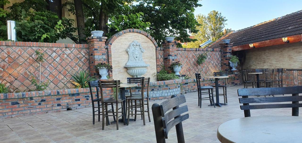 Castello Inn Smederevska Palanka Buitenkant foto